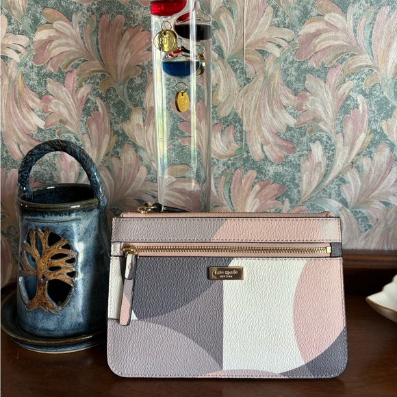 kate spade Handbags - Kate Spade New York Pebbled Leather Clutch/ Wristlet (NWOT)